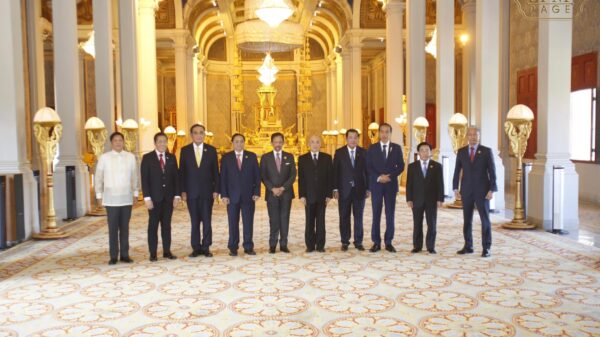 ထိပ်သီးအစည်းအဝေးမစတင်မီ အာဆီယံခေါင်းဆောင်တွေကို ကမ္ဘောဒီးယားနန်းတော်မှာတွေ့ရစဉ်