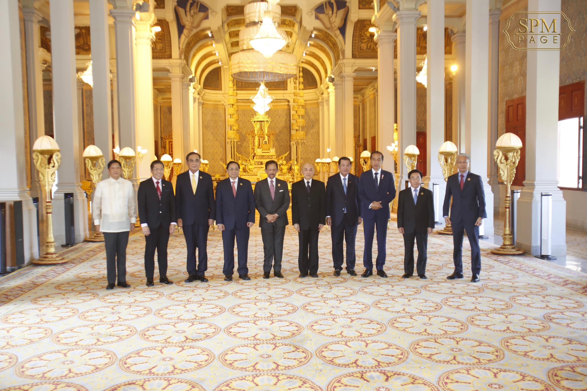 ထိပ်သီးအစည်းအဝေးမစတင်မီ အာဆီယံခေါင်းဆောင်တွေကို ကမ္ဘောဒီးယားနန်းတော်မှာတွေ့ရစဉ်