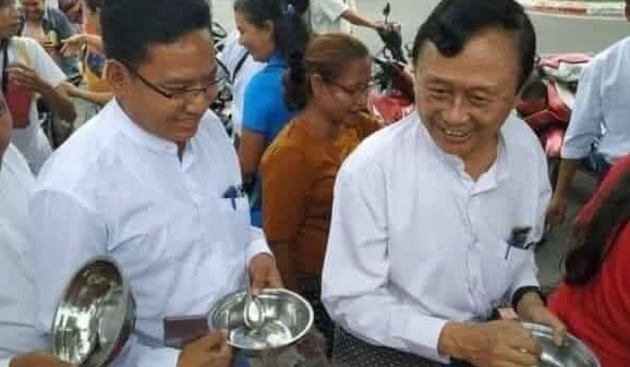 စစ်ကောင်စီရဲ့မတရားဖမ်းဆီးတာကိုခံထားရတဲ့ မန္တလေးမြို့တော်ဝန်ဒေါက်တာရဲလွင်နဲ့ စည်ပင်ကော်မတီဝင်ဦးကျော်ဇေယျတို့ကိုတွေ့ရစဉ်(ပုံဟောင်း)