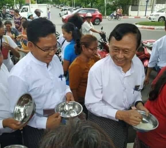 စစ်ကောင်စီရဲ့မတရားဖမ်းဆီးတာကိုခံထားရတဲ့ မန္တလေးမြို့တော်ဝန်ဒေါက်တာရဲလွင်နဲ့ စည်ပင်ကော်မတီဝင်ဦးကျော်ဇေယျတို့ကိုတွေ့ရစဉ်(ပုံဟောင်း)