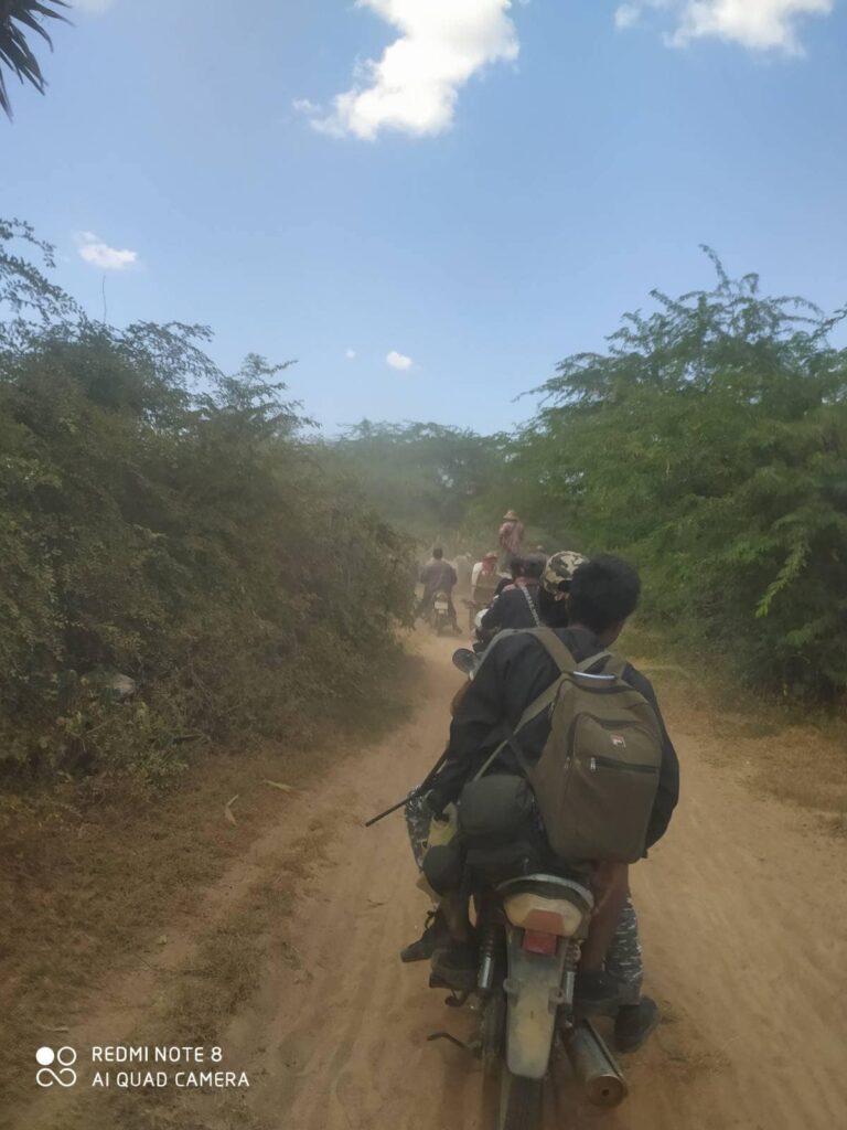 ထွက်ပြေးတိမ်းရှောင်နေရသော ပြည်သူများနှင့် တောင်ရိုးသားများတပ်ပေါင်းစု အဖွဲ့ဝင်ရဲဘော်များအား တွေ့ရစဥ်။ဓာတ်ပုံ-တောင်ရိုးသားများတပ်ပေါင်းစု