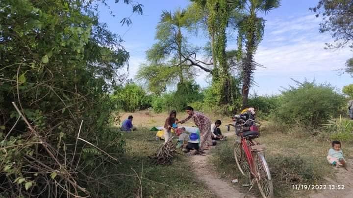 (ထွက်ပြေးတိမ်းရှောင်နေရသော ပြည်သူများ။ ။ဓာတ်ပုံ- ခင်ဦးမြို့နယ်သတင်းမှန်ပြန်ကြားရေး)