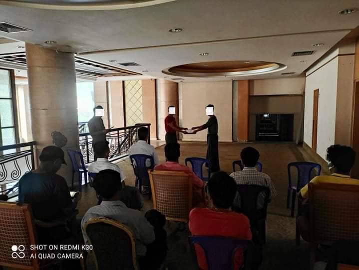 ကချင်ဒေသတွင် CDM ပြုလုပ်လာသော စစ်ကောင်စီတပ်မှ အရာရှိများနှင့် တပ်သားမျာဒအားရဂုဏ်ပြုငွေ ပေးအပ်နေစဉ်၊ ဓာတ်ပုံ - ပြည်သူ့ပန်းတိုင်