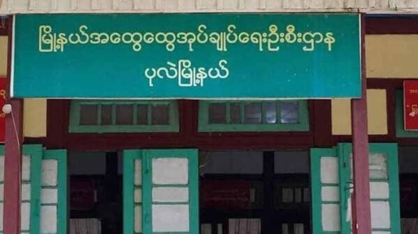 ပုလဲထွေအုပ်ရုံး တပ်စွဲထားသော စစ်ကောင်စီတပ်ကို လက်နက်ကြီးဖြင့် ပစ်ခတ်တိုက်ခိုက်