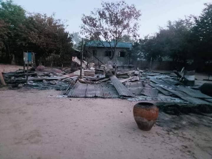 မီးရှို့ဖျက်ဆီးခံရသော နှမ်းဆီကန်ကျေးရွာနေအိမ်များ၊ ဓာတ်ပုံ-We Love Myaing