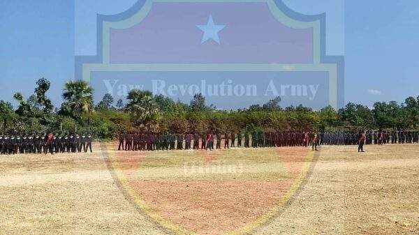 (ယောတော်လှန်ရေးတပ်-YRA(ထီးလင်း)တပ်ဖွဲ့ဝင်များအား တွေ့ရစဥ်)