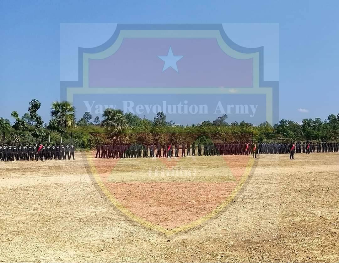 (ယောတော်လှန်ရေးတပ်-YRA(ထီးလင်း)တပ်ဖွဲ့ဝင်များအား တွေ့ရစဥ်)