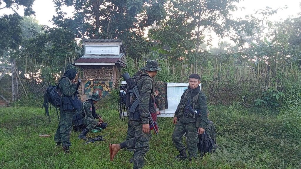 (စခန်းသိမ်းတိုက်ပွဲများအတွင်းမှ သိမ်းဆည်းရမိသော လက်နက်ခဲယမ်းများ၊ ဓာတ်ပုံ - Karen History)