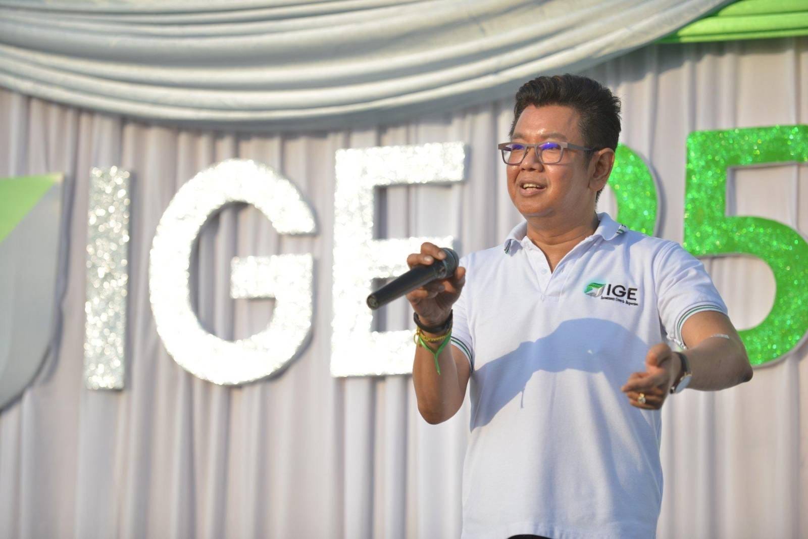 IGE နှင့် UAB ဘဏ်ပိုင်ရှင် ဦး​နေ​အောင်။ ဓါတ်ပုံ-Justice Myanmar