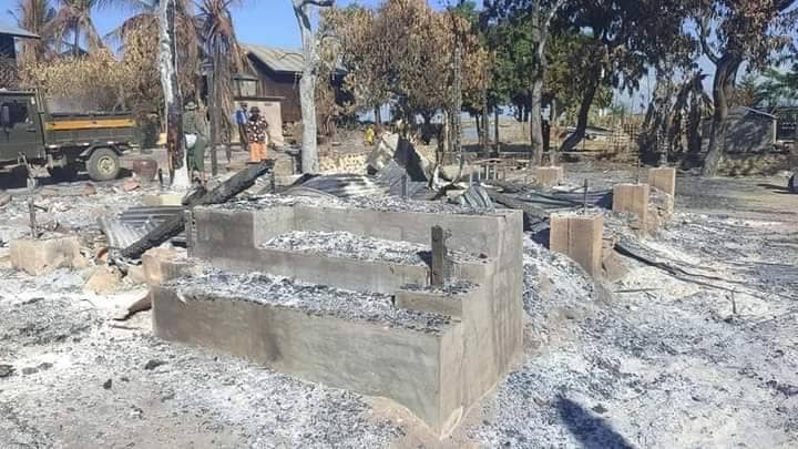 မီးလောင်ကျွမ်းပျက်စီးခဲ့သော အိုင့်ဒိုင်ကျေးရွာနေအိမ်များ၊ဓာတ်ပုံ-မင်းကွန်းတိုက်နယ် - သတင်းမှန်ပြန်ကြားရေး
