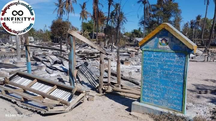 (စစ်​ကောင်စီတပ် မီးရှို့မှု​ကြောင့် မီး​လောင်ပြာကျသွား​သော ခဝါသည်​ကျေးရွာမှ ​နေအိမ်များ၊ဓာတ်ပုံ - InfinityGroup)