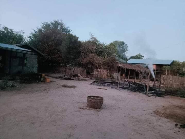 မီးရှို့ဖျက်ဆီးခံရသော နှမ်းဆီကန်ကျေးရွာနေအိမ်များ၊ ဓာတ်ပုံ-We Love Myaing