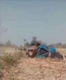 ဓာတ်ပုံ - ရိုးမအတွင်း တိုက်ပွဲဝင်နေသော ပြည်သူ့ကာကွယ်ရေး တပ်ဖွဲ့ဝင်တစ်ဦး