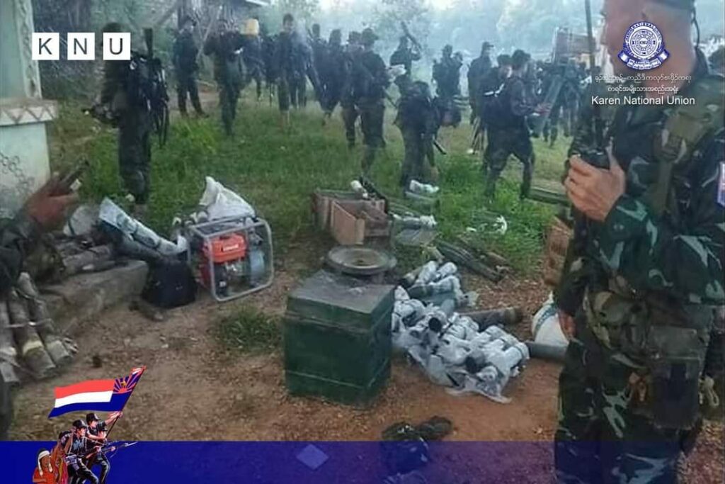 (စစ်ကာင်စီတပ်ထံမှ သိမ်းဆည်းရမိသော လက်နက်ခဲယမ်းများနှင့် KNLAတပ်ဖွဲ့ဝင်များ ။ဓါတ်ပုံ-KNU)
