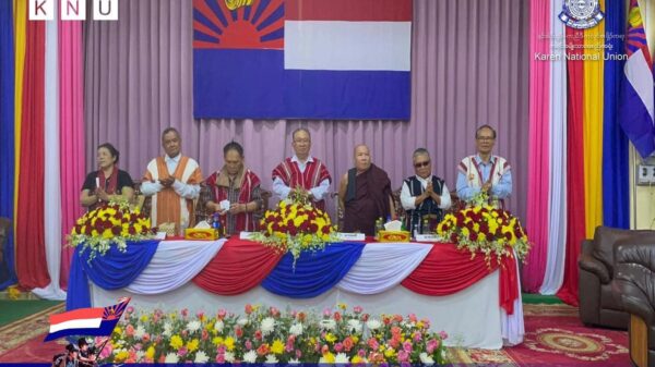 ကရင်လက်နက်ကိုင်အဖွဲ့အစည်းများ နှင့် ပြည်သူလူထုများ တွေ့ဆုံပွဲပြုလုပ်နေစဉ်၊ဓာတ်ပုံ - KNU