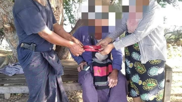 စိန်နားကပ်အား Zero ပြောက်ကျားတပ်ဖွဲ့ကိုလှူဒါန်းနေစဥ်၊ ဓာတ်ပုံ-Zero