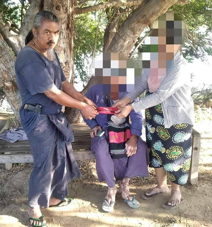 စိန်နားကပ်အား Zero ပြောက်ကျားတပ်ဖွဲ့ကိုလှူဒါန်းနေစဥ်၊ ဓာတ်ပုံ-Zero