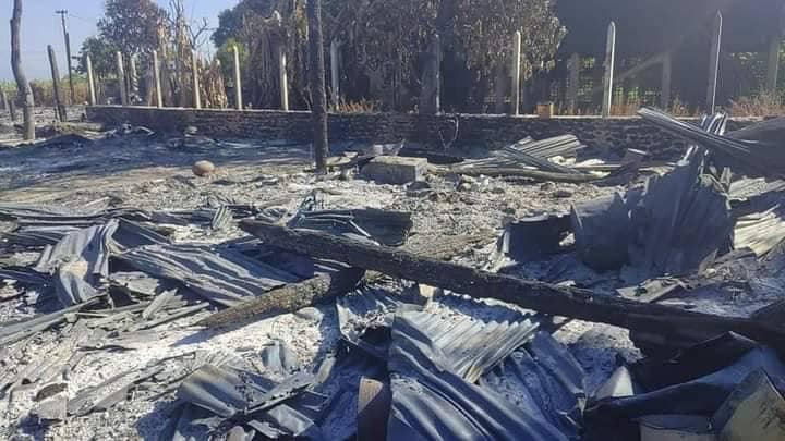 မီးလောင်ကျွမ်းပျက်စီးခဲ့သော အိုင့်ဒိုင်ကျေးရွာနေအိမ်များ၊ဓာတ်ပုံ-မင်းကွန်းတိုက်နယ် - သတင်းမှန်ပြန်ကြားရေး