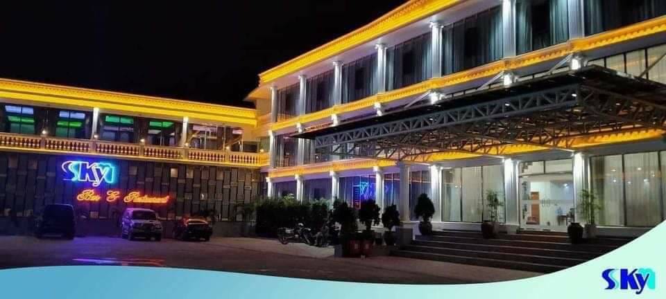(ဖားကန့်ရှိ SKY KTV ကိုတွေ့ရစဥ်)