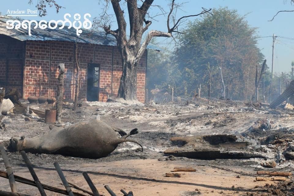 နိုဝင်ဘာ၂၅ ရက် နံနက်ပိုင်းတွင် စစ်ကောင်စီတပ်နှင့်ငွေတွင်းရွာခံ ပျူစောထီးများသည် အရာတော်နယ် တောင်ပိုင်း နွားမသင်းအရှေ့ကျေးရွာသို့ ဝင်ရောက်မီးရှို့ဖျက်ဆီးနေစဉ်၊ဓာတ်ပုံ - အရာတော်ပို့စ်