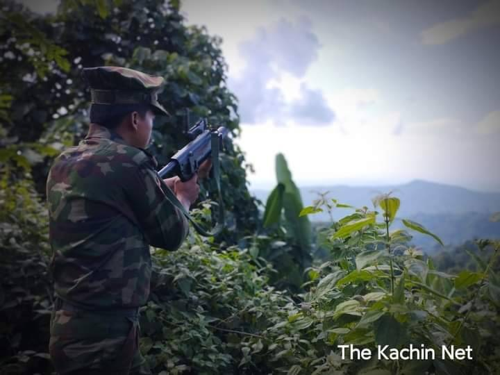 KIAတပ်သားတစ်ဦး တိုက်ပွဲအတွင်း ပစ်ခတ်နေစဥ်၊ ဓာတ်ပုံ - The Kachin Net