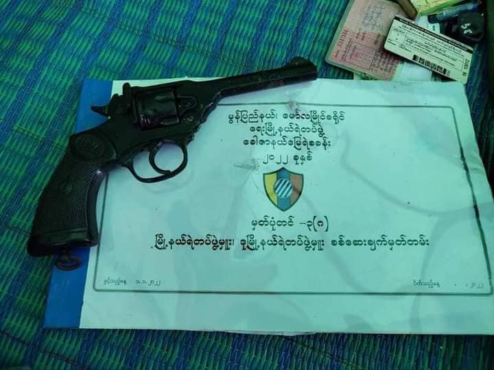 (ခေါ်ဇာရဲစခန်းမှူးအပါအဝင် ရဲတပ်သား သုံးဦးကို ရှင်းလင်းခဲ့စဉ်က သိမ်းဆည်းရမိသော လက်နက် များ)