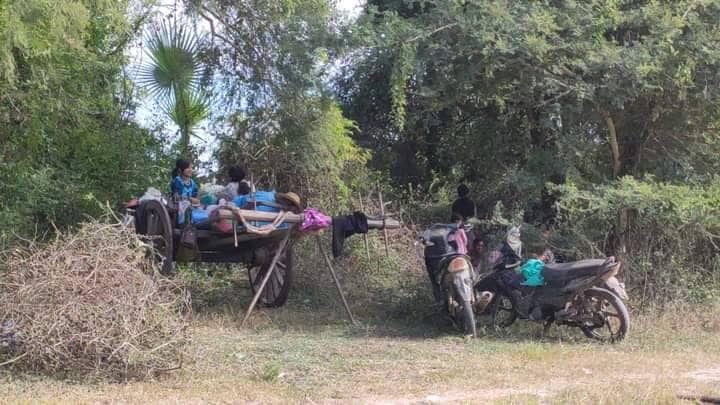 (ထွက်ပြေးတိမ်းရှောင်နေရသော ပြည်သူများ။ ။ဓာတ်ပုံ- ခင်ဦးမြို့နယ်သတင်းမှန်ပြန်ကြားရေး)
