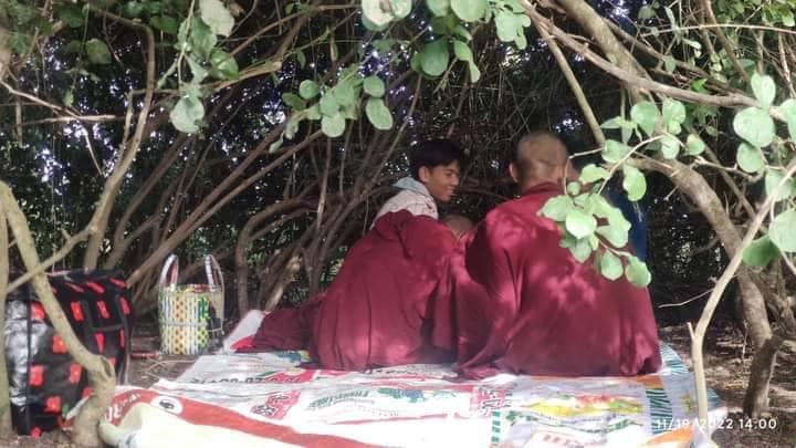 (ထွက်ပြေးတိမ်းရှောင်နေရသော ပြည်သူများ။ ။ဓာတ်ပုံ- ခင်ဦးမြို့နယ်သတင်းမှန်ပြန်ကြားရေး)