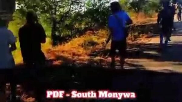စစ်အုပ်စုနှင့်ပျူများအား တိုက်ခိုက်နေသည့် ပြည်သူ့ရဲဘော်များအား တွေ့ရစဥ်