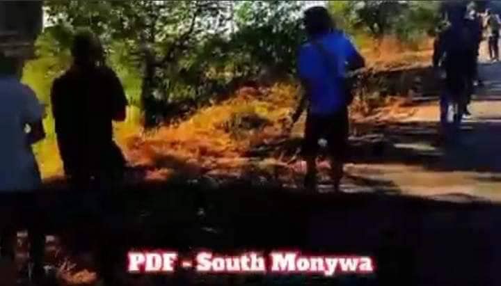 (နိုဝင်ဘာ ၂၃ ရက်က မုံရွာ-မန္တလေးလမ်းမကြီးပေါ်တွင် တောပုရွာပျူများအား တိုက်ခိုက်နေသည့် PDF-South Monywa ရဲဘော်များအား တွေ့ရစဥ်)