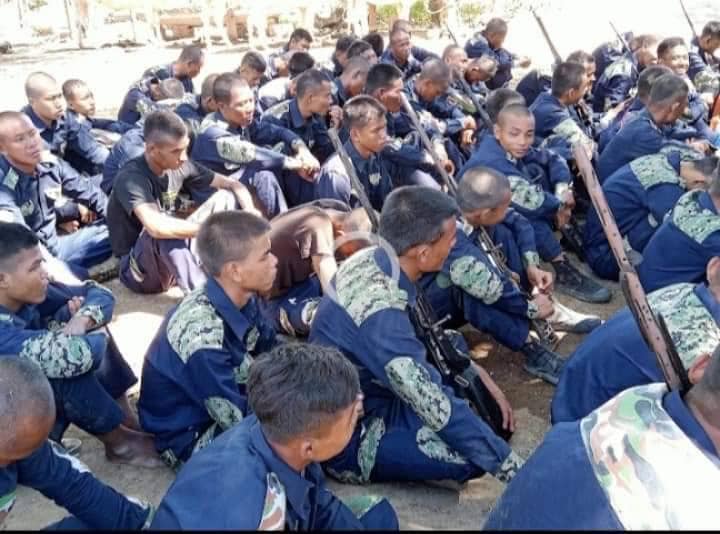 (ပျောက်ဆုံးသွားသော ယူနီဖောင်းပုံစံနှင့် ယူနီဖောင်းမပျောက်မီက ရွှေဘိုခရိုင် အမှတ်(၁၈) တပ်ရင်း၏ PDFရဲဘော်များဝတ်ဆင်ထားစဥ်။ ။ဓာတ်ပုံ-ရွှေဘိုခရိုင် အမှတ်(၁၈) တပ်ရင်း)