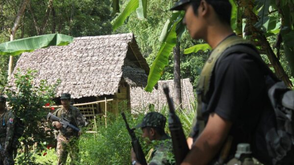 (KNLA တပ်မဟာ -၅ မှ တပ်ဖွဲ့ဝင်အချို့အား တွေ့ရစဉ်။ဓာတ်ပုံ - Salween Press)