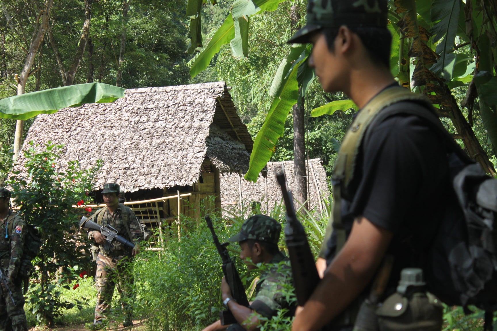 (KNLA တပ်မဟာ -၅ မှ တပ်ဖွဲ့ဝင်အချို့အား တွေ့ရစဉ်။ဓာတ်ပုံ - Salween Press)