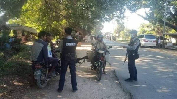 (၂၀၂၁ နှစ်ကုန်ပိုင်းကပွင့်ဖြူမြို့တစ်​နေရာတွင်စစ်ကောင်စီရဲများကခရီးသွားပြည်သူများကိုတားဆီးစစ်​ဆေးစဥ်။ ဓါတ်ပုံ-ပွင့်ဖြူဟစ်တိုင်)