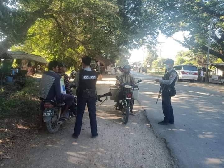 (၂၀၂၁ နှစ်ကုန်ပိုင်းကပွင့်ဖြူမြို့တစ်​နေရာတွင်စစ်ကောင်စီရဲများကခရီးသွားပြည်သူများကိုတားဆီးစစ်​ဆေးစဥ်။ ဓါတ်ပုံ-ပွင့်ဖြူဟစ်တိုင်)