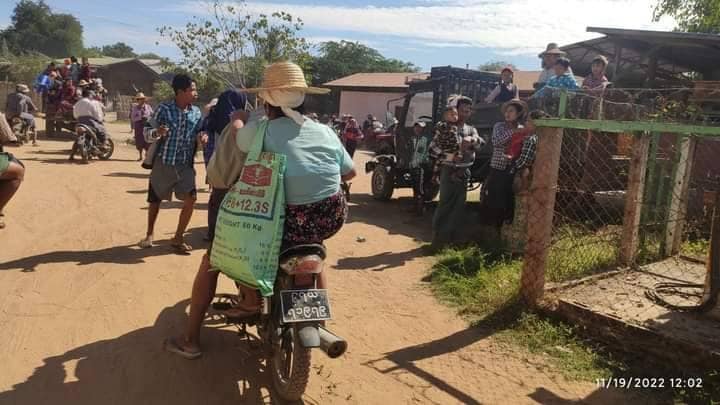 (ထွက်ပြေးတိမ်းရှောင်နေရသော ပြည်သူများ။ ။ဓာတ်ပုံ- ခင်ဦးမြို့နယ်သတင်းမှန်ပြန်ကြားရေး)