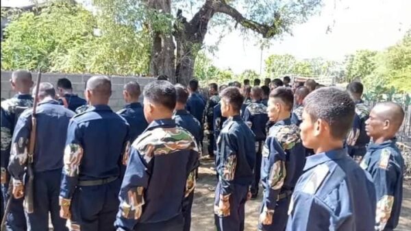 (ပျောက်ဆုံးသွားသော ယူနီဖောင်းပုံစံနှင့် ယူနီဖောင်းမပျောက်မီက ရွှေဘိုခရိုင် အမှတ်(၁၈) တပ်ရင်း၏ PDFရဲဘော်များဝတ်ဆင်ထားစဥ်။ ။ဓာတ်ပုံ-ရွှေဘိုခရိုင် အမှတ်(၁၈) တပ်ရင်း)