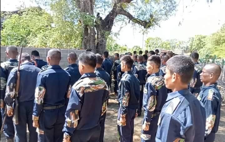 (ပျောက်ဆုံးသွားသော ယူနီဖောင်းပုံစံနှင့် ယူနီဖောင်းမပျောက်မီက ရွှေဘိုခရိုင် အမှတ်(၁၈) တပ်ရင်း၏ PDFရဲဘော်များဝတ်ဆင်ထားစဥ်။ ။ဓာတ်ပုံ-ရွှေဘိုခရိုင် အမှတ်(၁၈) တပ်ရင်း)