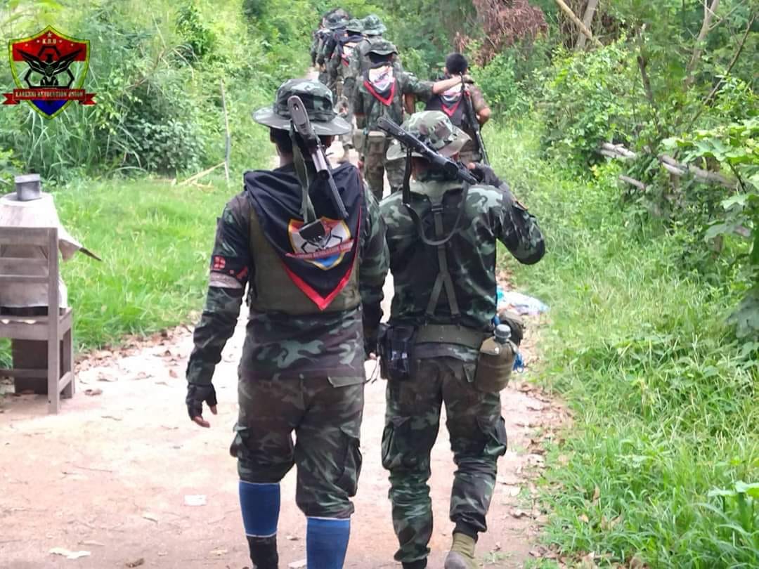 (KRU တပ်ဖွဲ့ဝင်အချို့ကို ​ရှေ့တန်းတစ်​နေရာတွင်​တွေ့ရစဥ်။ ဓါတ်ပုံ-KRU)