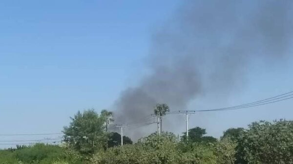 မြင်းဒေါင်းကျေးရွာ စျေးဆိုင်ခန်းများအား မီးရှို့နေစဥ်၊ ဓာတ်ပုံ-ခင်ဦးမြို့နယ် သတင်းမှန်ပြန်ကြားရေး