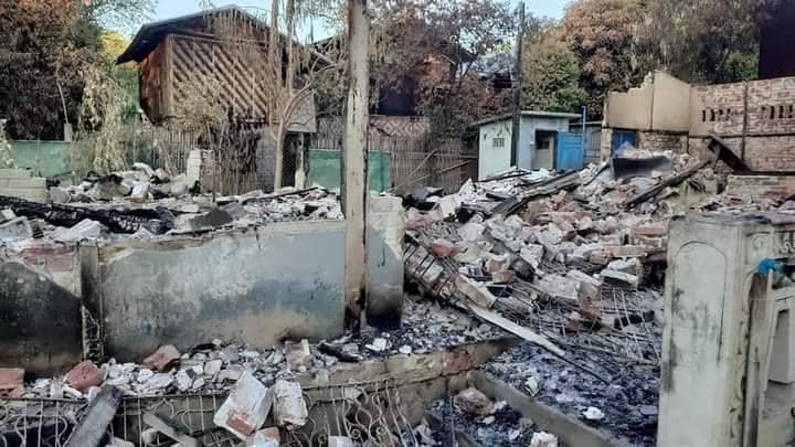 မီးလောင်ကျွမ်းပျက်စီးခဲ့သော အိုင့်ဒိုင်ကျေးရွာနေအိမ်များ၊ဓာတ်ပုံ-မင်းကွန်းတိုက်နယ် - သတင်းမှန်ပြန်ကြားရေး