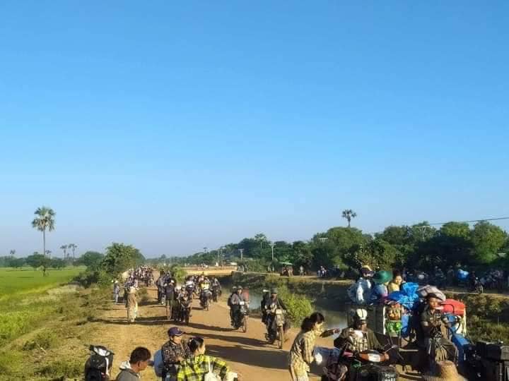 (တောင်ရင်းရွာအား မီးရှိုနေစဥ်၊ ထွက်ပြေးတိမ်းရှောင်လာသော ပြည်သူများ၊ ဓာတ်ပုံ-Cj)