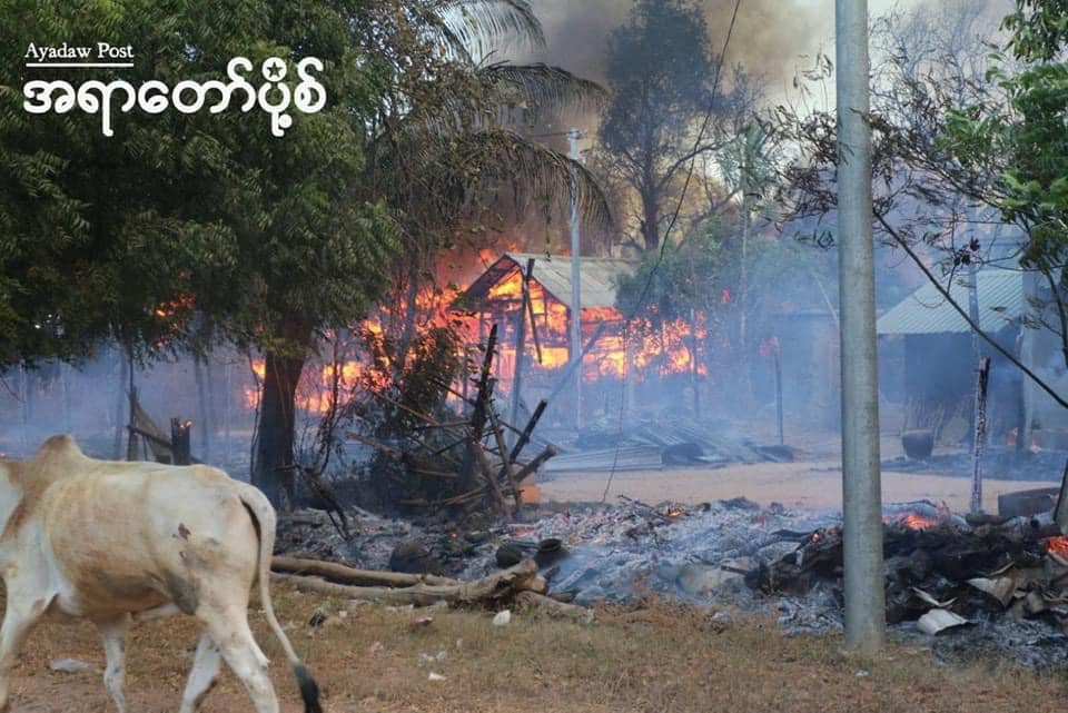 နိုဝင်ဘာ၂၅ ရက် နံနက်ပိုင်းတွင် စစ်ကောင်စီတပ်နှင့်ငွေတွင်းရွာခံ ပျူစောထီးများသည် အရာတော်နယ် တောင်ပိုင်း နွားမသင်းအရှေ့ကျေးရွာသို့ ဝင်ရောက်မီးရှို့ဖျက်ဆီးနေစဉ်၊ဓာတ်ပုံ - အရာတော်ပို့စ်
