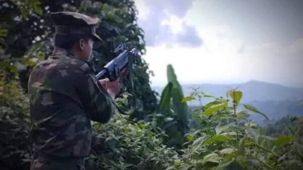 KIA တပ်သားတစ်ဦးအား ရှေ့တန်းတစ်နေရာ၌ တွေ့ရစဉ်၊ ဓာတ်ပုံ - The Kachin Net