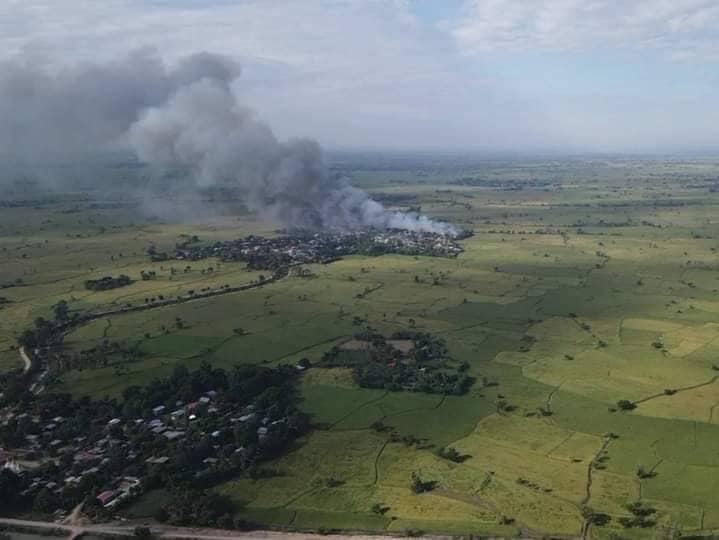 (ထွက်ပြေးတိမ်းရှောင်နေရသော ပြည်သူများ။ ။ဓာတ်ပုံ- ခင်ဦးမြို့နယ်သတင်းမှန်ပြန်ကြားရေး)