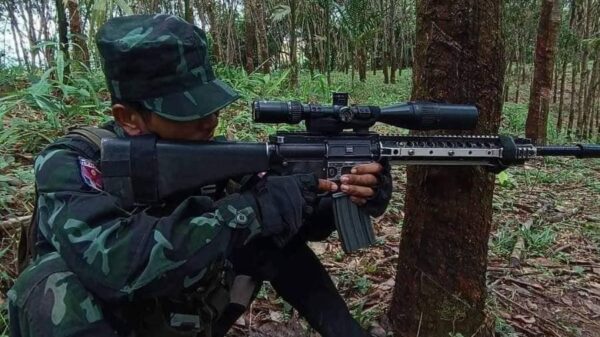 ပူရိယက္ခ ညီနောင်စစ်ကြောင်းမှ ရဲဘော်တစ်ဦး ပစ်ခတ်နေစဥ်၊ ဓာတ်ပုံ - ပူရိယက္ခ ညီနောင်စစ်ကြောင်း