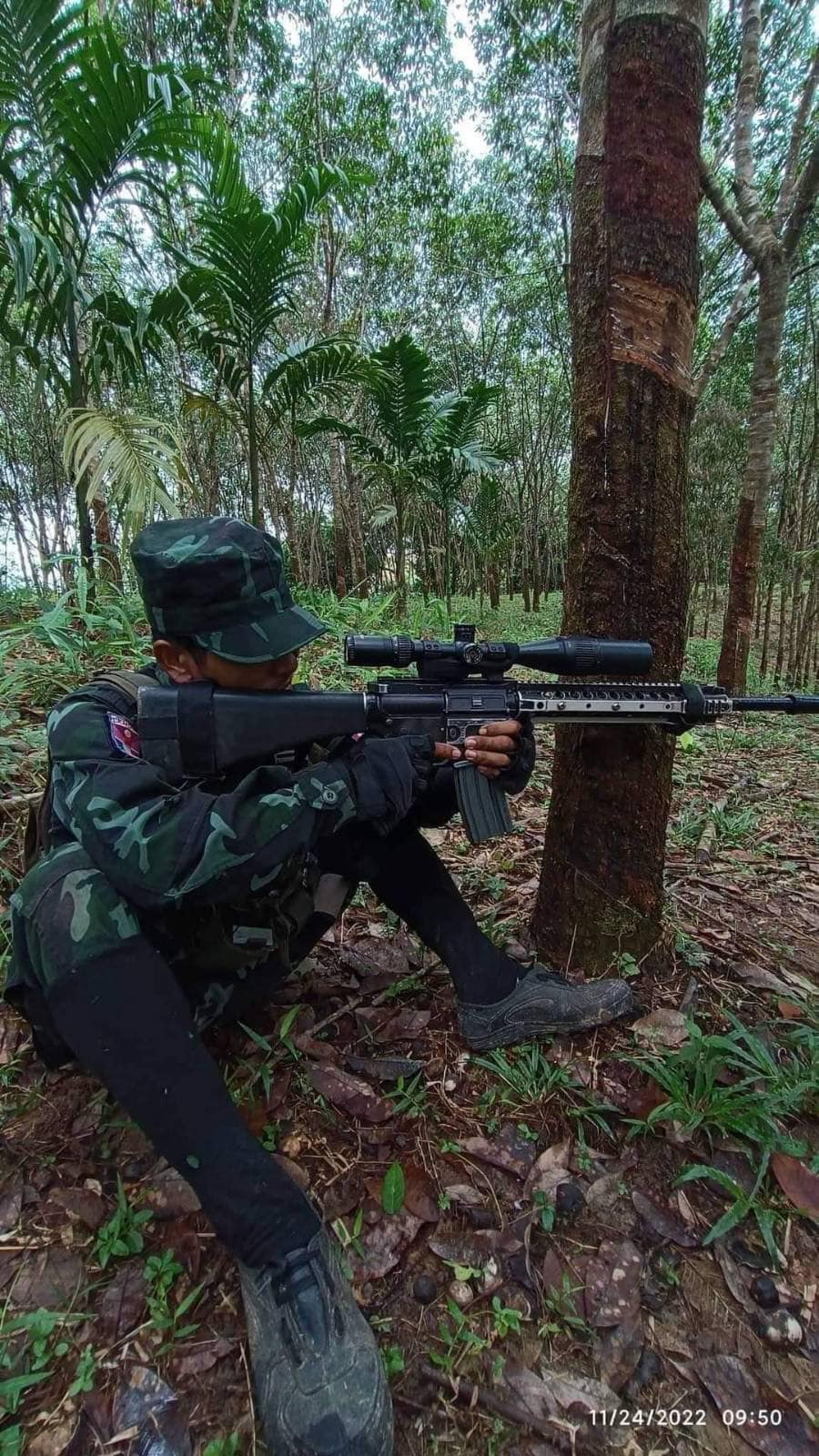 ပူရိယက္ခ ညီနောင်စစ်ကြောင်းမှ ရဲဘော်တစ်ဦး ပစ်ခတ်နေစဥ်၊ ဓာတ်ပုံ - ပူရိယက္ခ ညီနောင်စစ်ကြောင်း