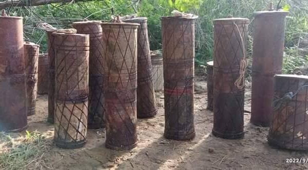 တိုက်ခိုက်ရာတွင် အသုံးပြုခဲ့သည့် မိုင်းများအား တွေ့ရစဥ်၊ ဓာတ်ပုံ-နဂါးနီ