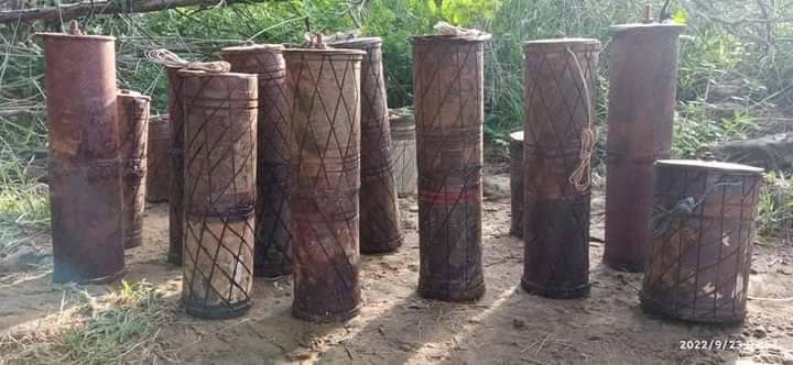 တိုက်ခိုက်ရာတွင် အသုံးပြုခဲ့သည့် မိုင်းများအား တွေ့ရစဥ်၊ ဓာတ်ပုံ-နဂါးနီ