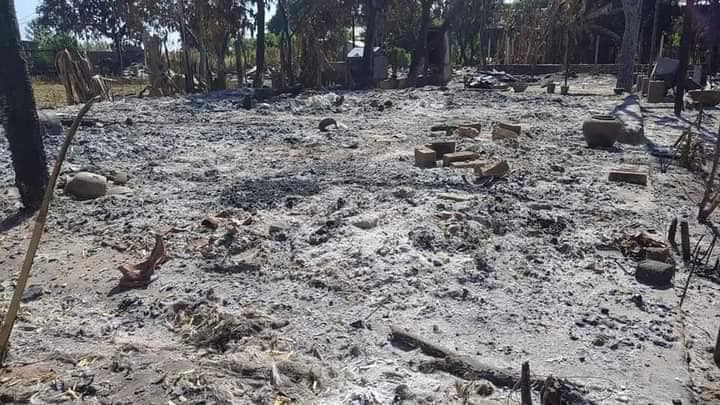 မီးလောင်ကျွမ်းပျက်စီးခဲ့သော အိုင့်ဒိုင်ကျေးရွာနေအိမ်များ၊ဓာတ်ပုံ-မင်းကွန်းတိုက်နယ် - သတင်းမှန်ပြန်ကြားရေး